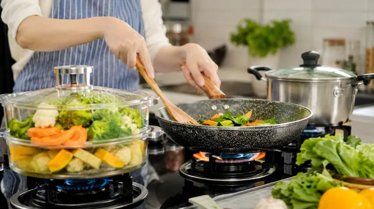 Metode Memasak Paling Sehat, dari Kukus hingga Panggang
