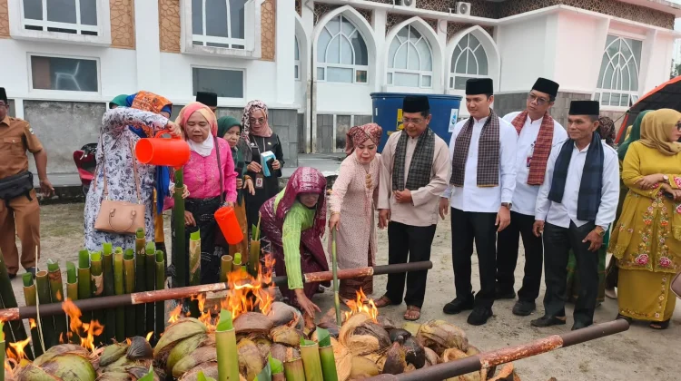 Tradisi Malamang Meriahkan Kegiatan Maulud Gadang Padang Pariaman