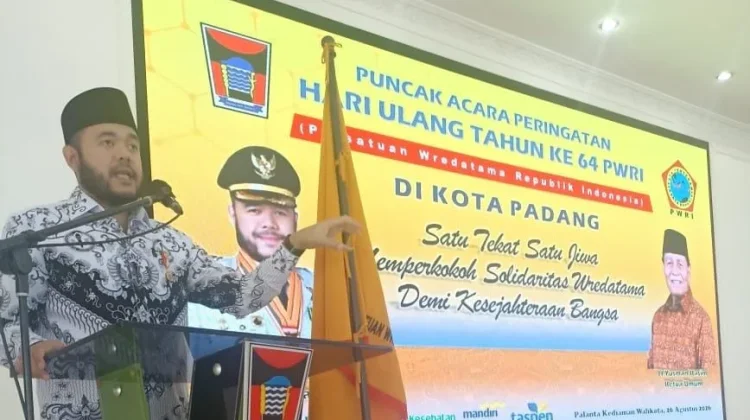 Fadli Amran Bangga Lihat Pensiunan PWRI Padang Sehat dan Ceria