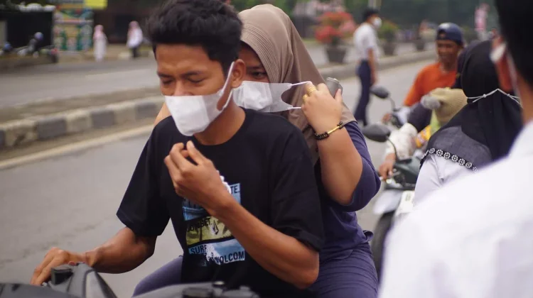 Pemkab Dharmasraya Bagikan Ribuan Masker Cegah Dampak Kabut Asap