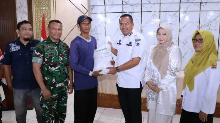 Wali Kota Pariaman Salurkan Bantuan Beras Bagi 10.126 Warga Kurang Mampu
