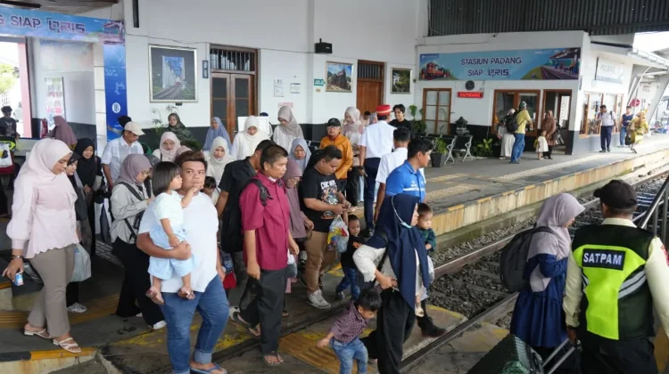 Sebanyak 8.181 Pelanggan Naik Kereta Api Sumbar saat Libur Maulid Nabi 1448 H