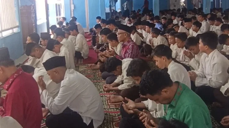 Tanamkan Karakter, MTsN 5 Padang Biasakan Shalat Zuhur Berjamaah