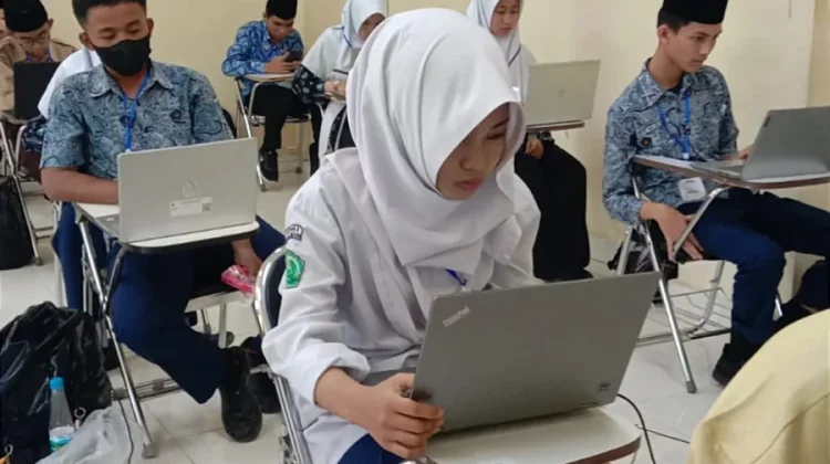 Siswi MTsN 5 Padang Bidik Tiket Olimpiade Bahasa Arab Nasional di Bukittinggi