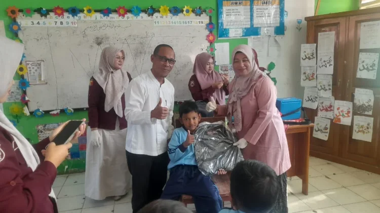 Ratusan Siswa SDN 12 Tanah Garam Jalani Imunisasi