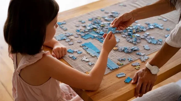 Bermain Puzzle Melatih Konsentrasi dan Kemampuan Berpikir Anak