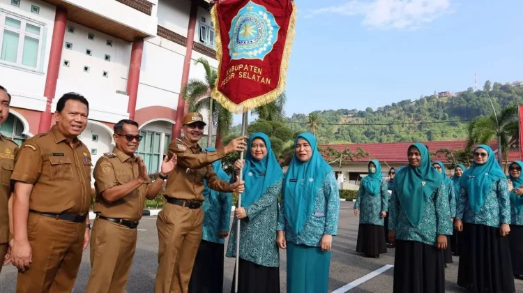 Bupati Hendrajoni Lepas Kontingen Jambore PKK Pessel ke Tingkat Sumbar