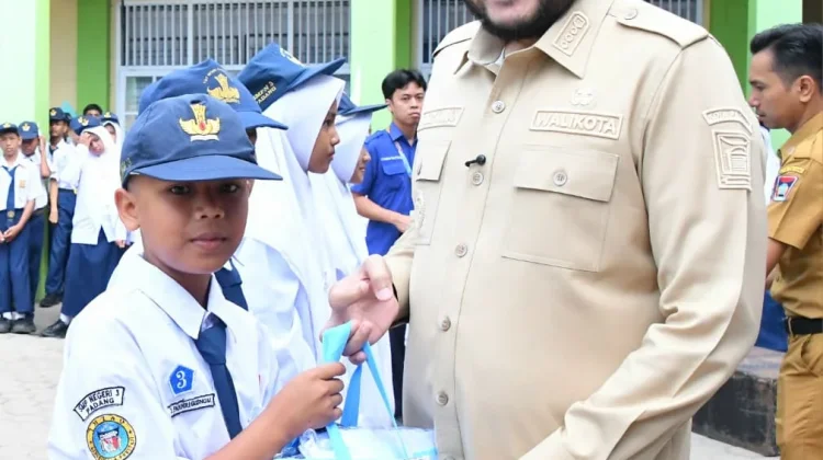 Siswa Kurang Mampu SMPN 3 Padang Terima Seragam Gratis