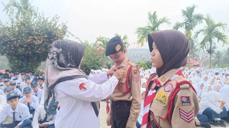 Dua Siswa MTsN 1 Sijunjung Terima Tiska Pasca Ikuti Jamnas XII