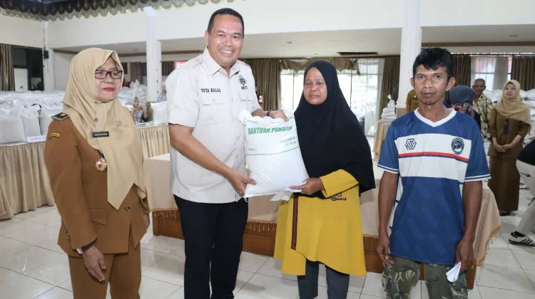 Sebanyak 640 KPM di Pariaman Terima Bantuan Beras 30 Kilogram