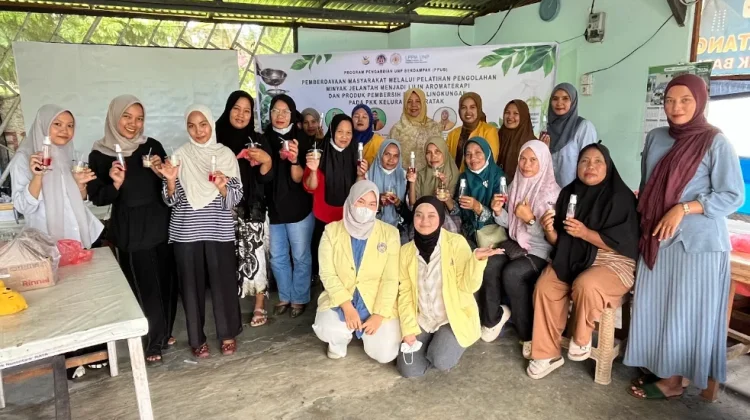 UNP Latih PKK Taratak Olah Minyak Jelantah Jadi Produk Ramah Lingkungan