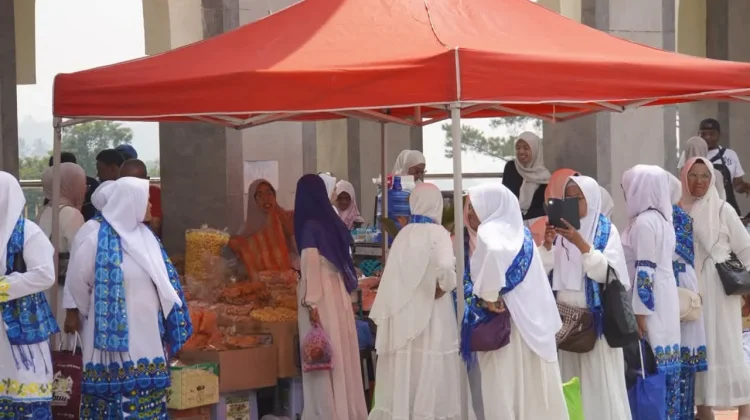 Puluhan Ribu Jemaah BKMT, Pedagang Raup Berkah di Padang Panjang