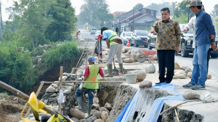 Bupati Agam Tinjau Infrastruktur, Tekankan Pentingnya Drainase Jalan