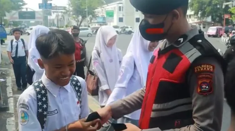 Polresta Padang Bagikan Masker di tengah Kepungan Kabut Asap