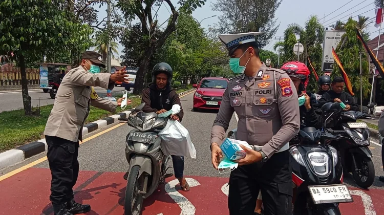 Polsek Koto Tangah Bagikan Masker Cegah Dampak Kabut Asap