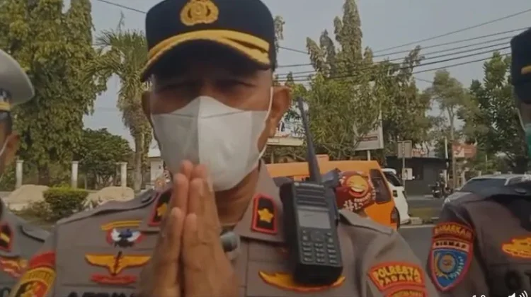 Polsek Koto Tangah Bagikan Masker di Simpang Tabing