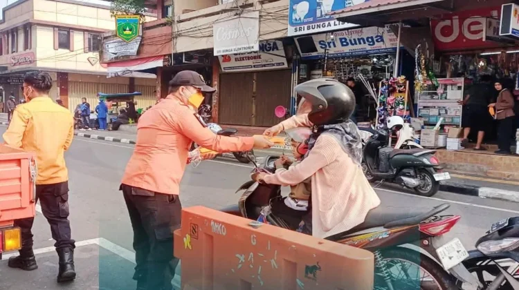 Kualitas Udara Padang Panjang Menurun, BPBD Kesbangpol Bagikan Masker