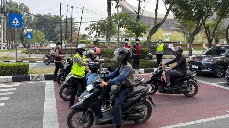 Polda Sumbar Arahkan Perbanyak Pembagian Masker saat Udara Memburuk