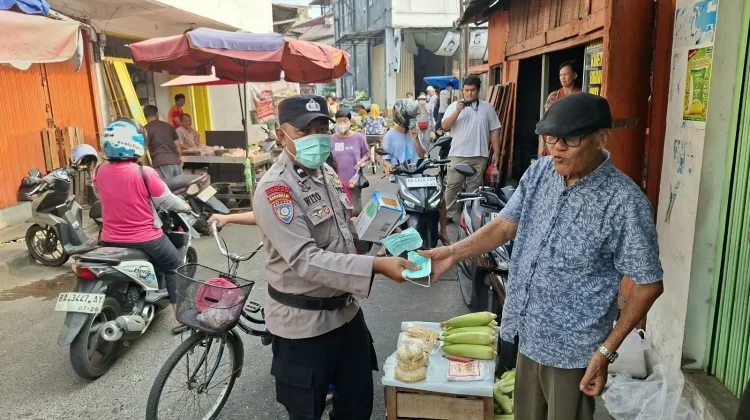 Polsek Padang Selatan Bagikan Masker ke Pasar Tanah Kongsi