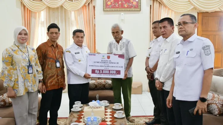 Bupati Benni Warlis Serahkan Santunan Kemensos untuk Warga Terdampak Bencana