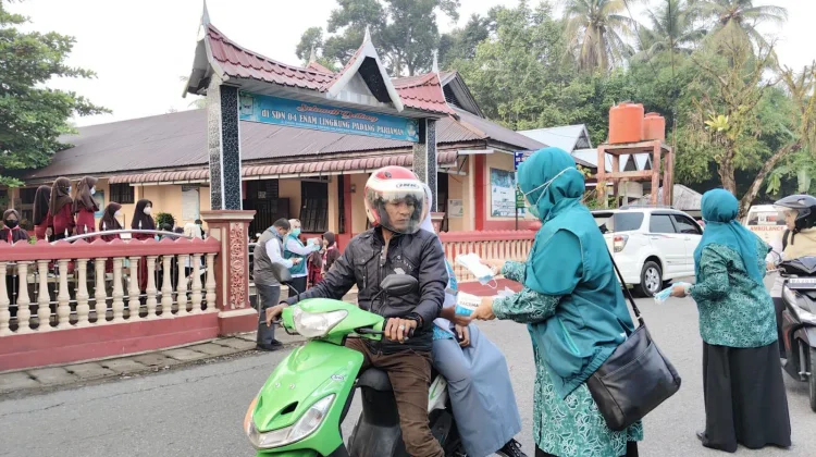 ISPU Tak Sehat, Pemkab Padang Pariaman Bagikan Masker untuk Pelajar