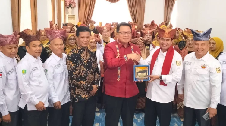 IKM Bengkulu Kunjungi Pacu Jawi dan Alue Katentong di Tanah Datar