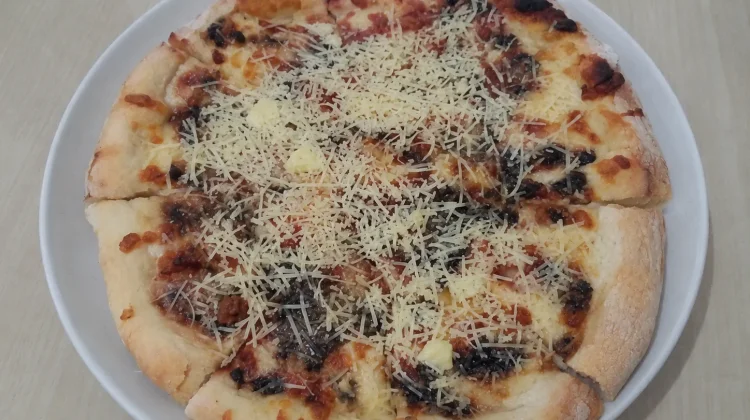 Uniknya Pizza Manis, Sajian Sederhana dengan Rasa Istimewa