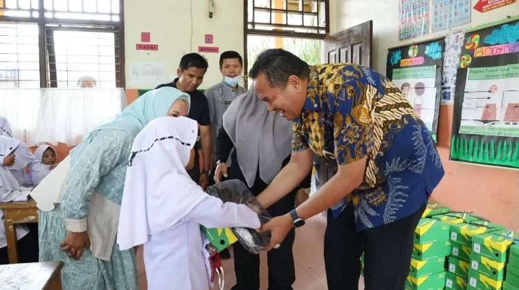 Pemko Pariaman Bagikan Seragam Sekolah Gratis untuk Pelajar SD dan SMP