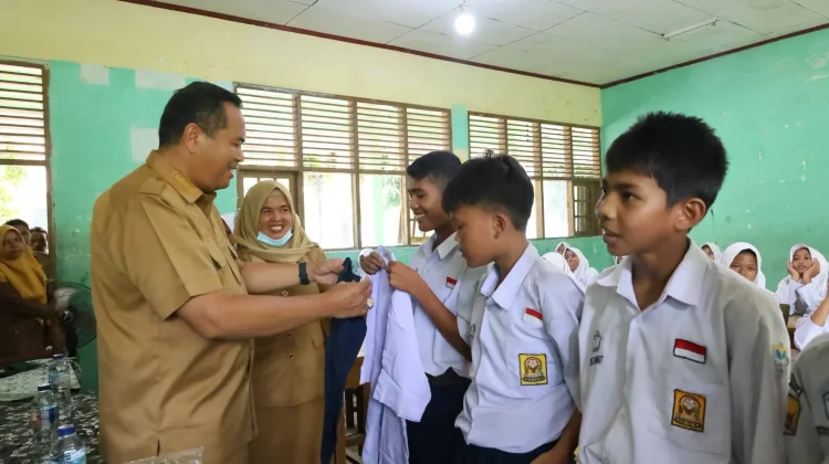 Siswa SMP di Pariaman Terima Seragam Sekolah Gratis