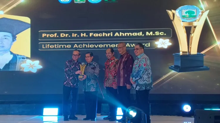 Fachri Ahmad Raih Lifetime Achievement Award Unand