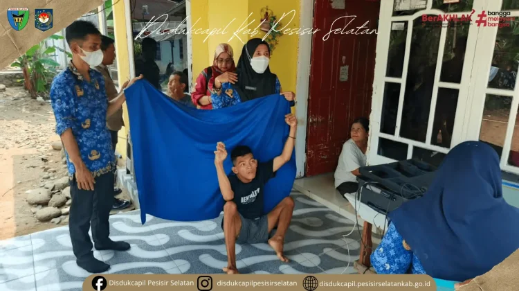 Disdukcapil Pessel Jemput Bola Perekaman KTP el Penyandang Disabilitas
