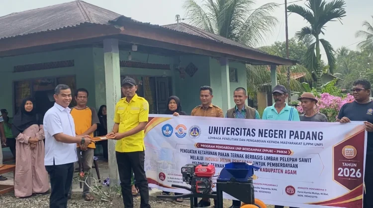 UNP Terapkan Mesin Pencacah Pelepah Sawit untuk Pakan Ternak di Agam