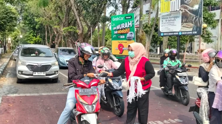 Ikatan Pekerja Sosial Masyarakat Sumbar Bagikan Ribuan Masker