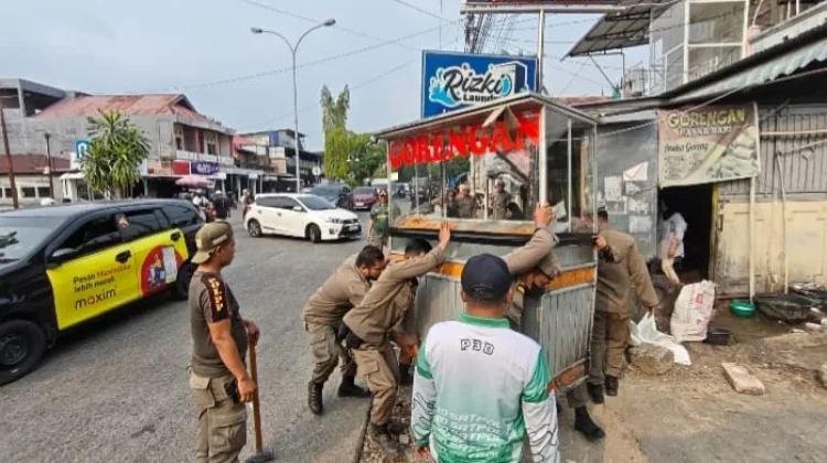 Bangun Liar Kembali di Tertibkan Satpol PP Padang