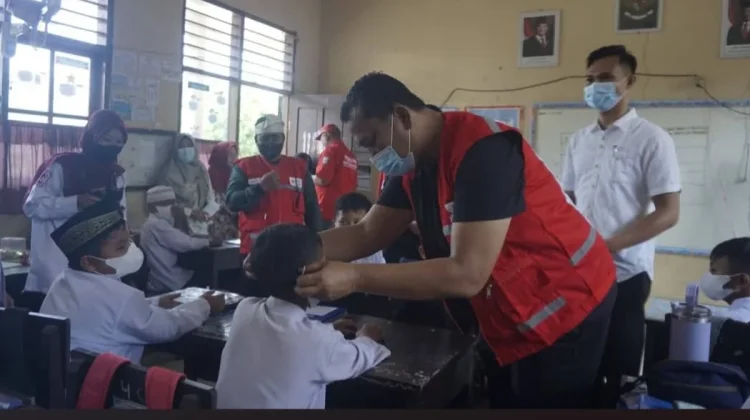 Kabut Asap Karhutla Masih Selimuti Pasbar, Warga Pakai Masker