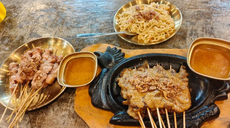 Menggigit Pedasnya Sate Taichan, Kuliner Malam Paling Hits