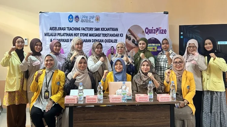 Tim Dosen Tata Rias dan Kecantikan UNP Latih Guru SMK Kuasai Skill Hot Stone Massage
