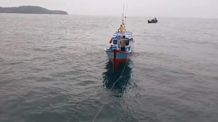 Dua Nelayan Pessel Selamat usai Kapal Rusak di Perairan Pulau Penyu