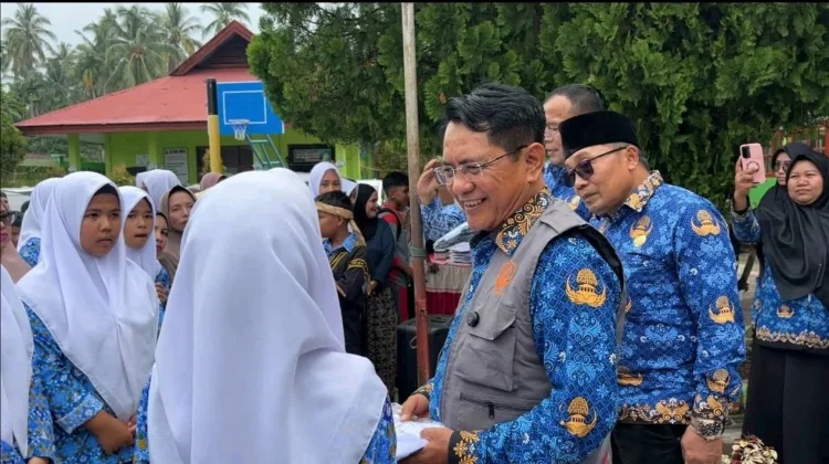 Padang Pariaman Salurkan 10.672 Setel Seragam Sekolah Gratis