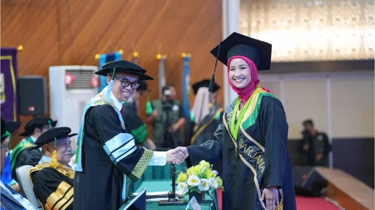 Unand Lepas Lulusan, Rektor Ingatkan Pentingnya Menjaga Almamater
