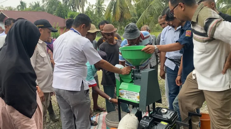 Pengabdian UNP Dorong Kesejahteraan Petani dengan Mesin Polisher Padi