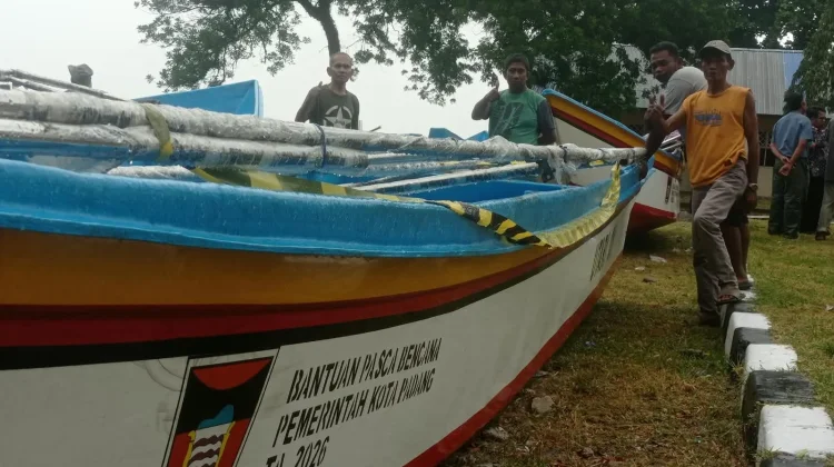 Bantuan Perahu dan Mesin Bantu Nelayan Padang Kembali Melaut Pascabencana