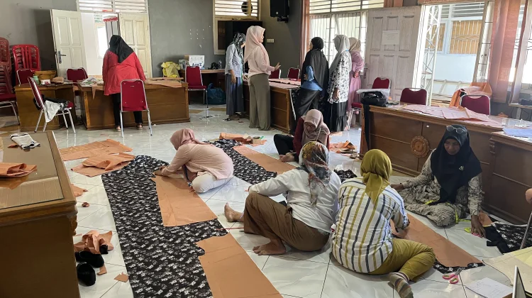 UNP Dorong Kemandirian Ekonomi Warga Limo Kaum lewat Pelatihan Menjahit