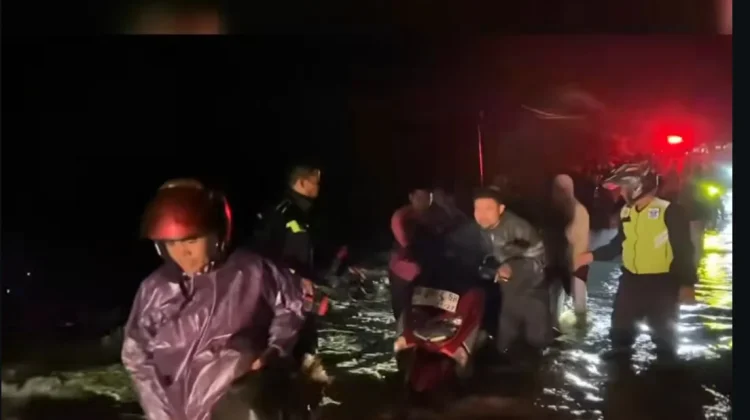 Polres Solok Terapkan Sistem Buka Tutup Jalan Pasca Galodo di Kawasan Arosuka