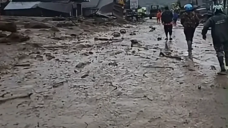 Dinsos Kabupaten Solok Buka Dapur Umum untuk Pengungsi Pasca Galodo di Arosuka