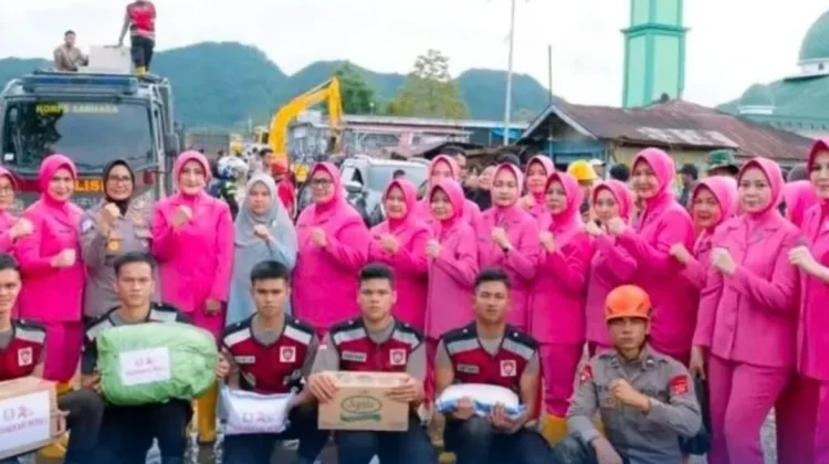 Bhayangkari Polda Sumbar Bantu Pengungsi Banjir Bandang di Kabupaten Solok