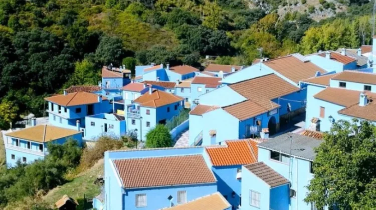 Júzcar, Desa Biru Spanyol yang Berawal dari Promosi Film Smurf
