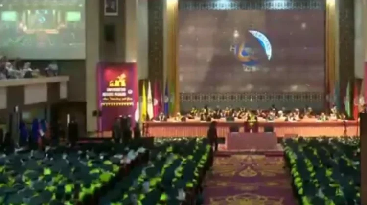 Rektor UNP: Wisuda Bukan Akhir, Lulusan Harus Siap Hadapi Dunia Nyata