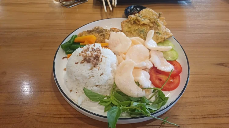 Kriuk Kerupuk yang Bikin Makan Nikmat