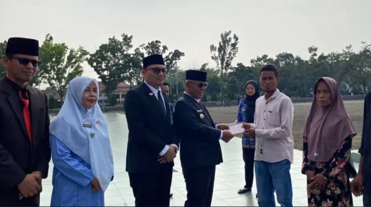 Warga Pasbar Terima Buku Tabungan Bantuan Usaha